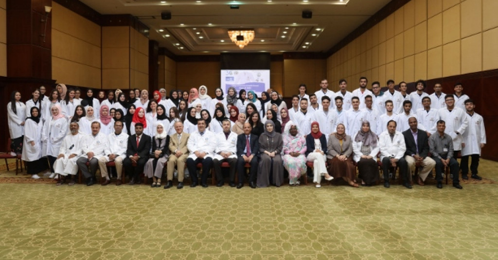 Pharmacy College Welcomes Freshmen with White Coats