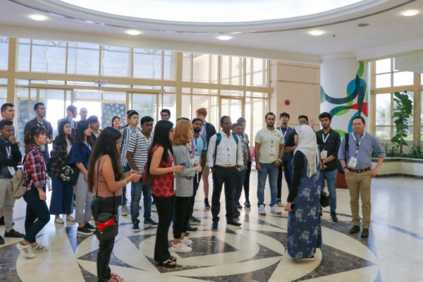 جامعة عجمان تستضيف وفدا متعدد الجنسيات في مخيمها الشتوي