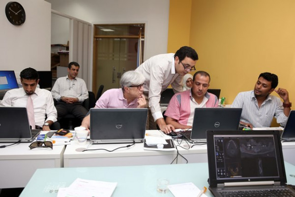 دورة تدريبية لأطباء وفنيي الأسنان بجامعة عجمان