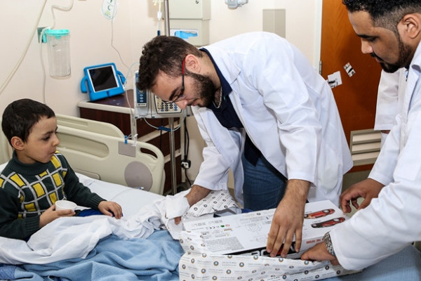 وفد طلابي من جامعة عجمان يزور مستشفى توام في العين