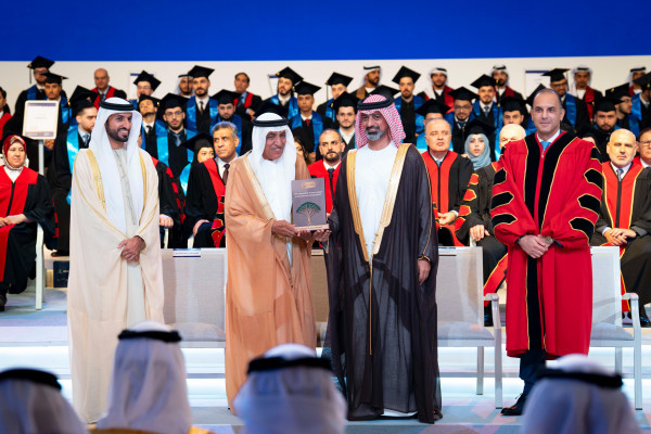 حميد بن راشد يمنح نهيان بن مبارك شهادة الدكتوراة الفخريّة ويشهد تخريج دفعة 