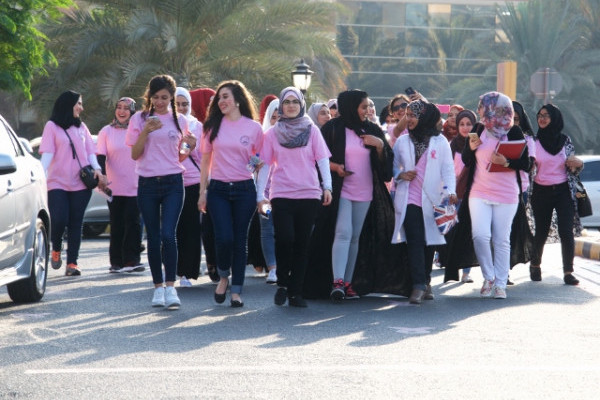 حملة وردية في الجامعة للتوعية بسرطان الثدي