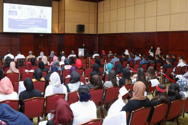 Pharmacy College Welcomes Freshmen with White Coats
