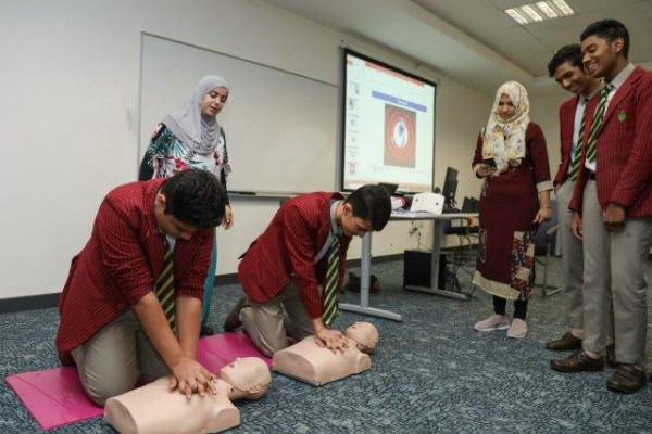 جامعة عجمان تدرّب طلبة المدارس على الإنعاش القلبي الرئوي