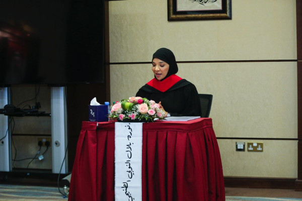 نورة الطنيجي تحصل على درجة امتياز في مناقشة رسالة الماجستير في القانون الخاص