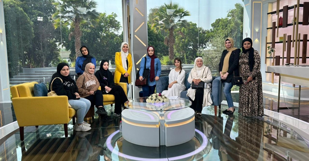 طلبة الإعلام يحاكون نشرة أخبار الدار خلال زيارتهم لتلفزيون الشارقة
