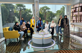طلبة الإعلام يحاكون نشرة أخبار الدار خلال زيارتهم لتلفزيون الشارقة