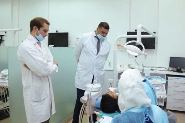 جامعة عجمان تستقبل طلبة الطب في 