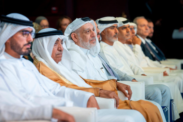 حميد بن راشد يمنح نهيان بن مبارك شهادة الدكتوراة الفخريّة ويشهد تخريج دفعة 