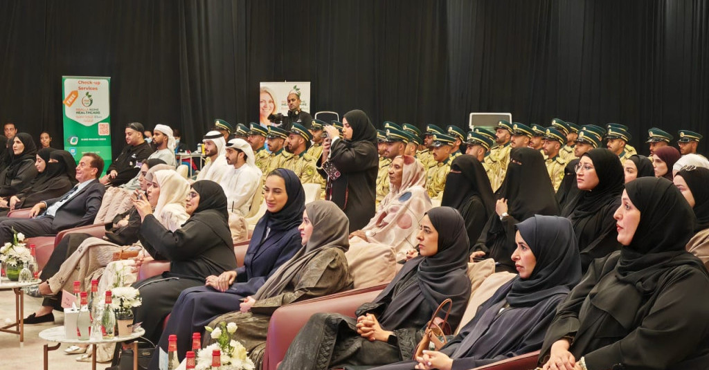 طلبة قسم علم النفس في جامعة عجمان يسجلون حضورهم في مؤتمر 