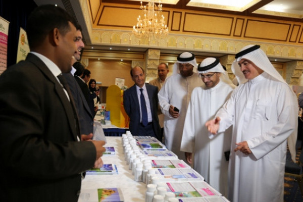 تكريم طالبتين من الجامعة في اليوم العالمي للصيادلة