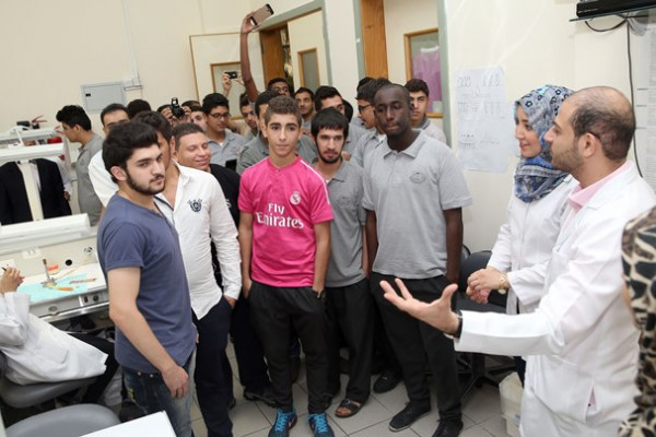 جامعة عجمان تستقبل طلاب وطالبات مدرسة أبو عبيدة