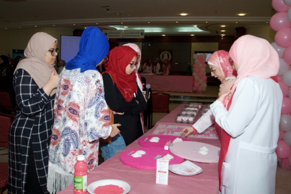حملة وردية في الجامعة للتوعية بسرطان الثدي