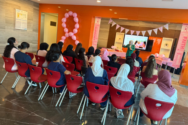 Ajman University Raises Breast Cancer Awareness Among Female Hostel Residents _1