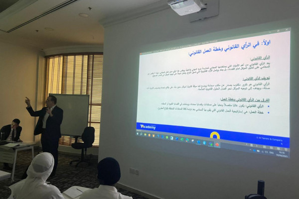 كلية القانون تنظّم محاضرات تدريبية بالتعاون مع التميمي ومشاركوه استعدادًا لمسابقة المحكمة الصورية