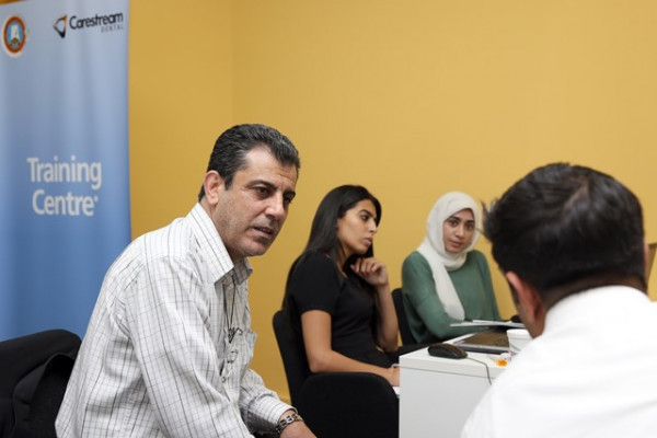 دورة تدريبية لأطباء وفنيي الأسنان بجامعة عجمان