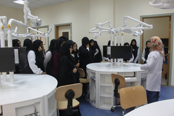 جامعة عجمان تستقبل وفود طلابية من المدارس الثانوية