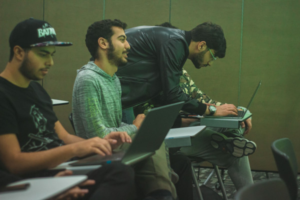 جامعة عجمان تعقد ورشة عمل لنادي جوجل للطلبة المطورين