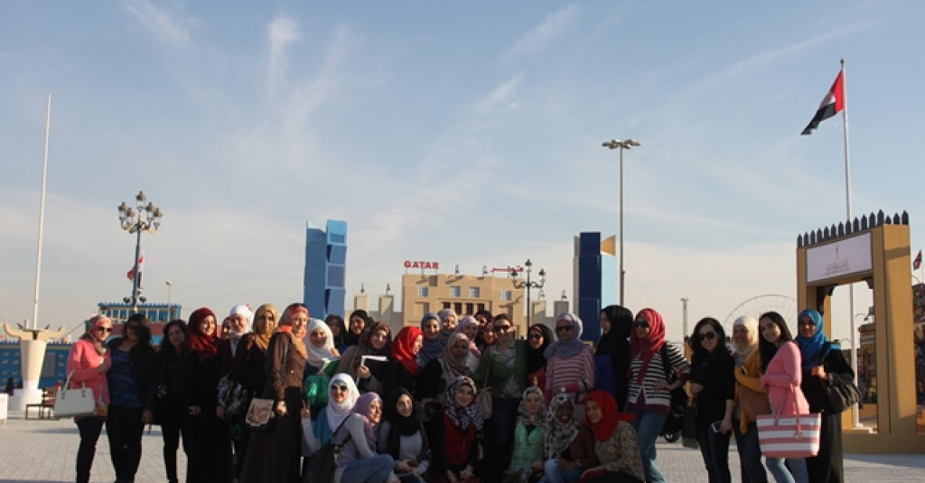 رحلة لطالبات الجامعة إلى القرية العالمية بدبي