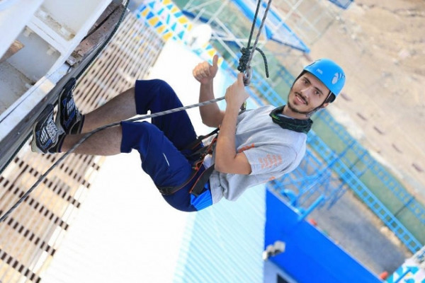 طلاب الجامعة يشاركون في مخيم الشباب المغامرين