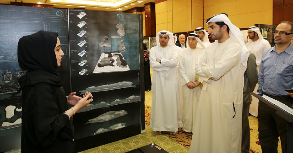 راشد النعيمي يطلع على مشاريع التخرج لطلبة الهندسة في جامعة عجمان