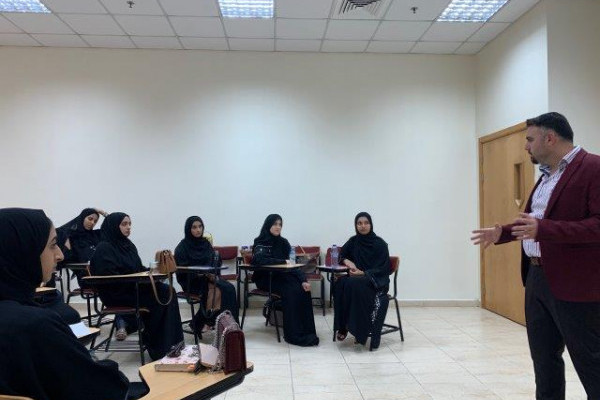 وحدة الإرشاد تنظم ورش متخصصة لطالبات الجامعة