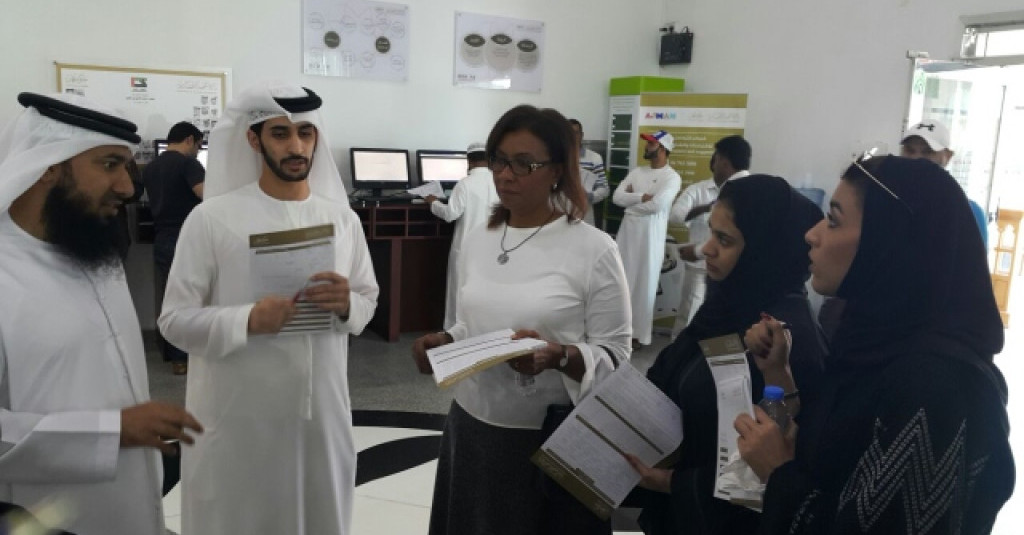 طالبات القانون يستكشفن سير المعاملات التجارية في اقتصادية عجمان