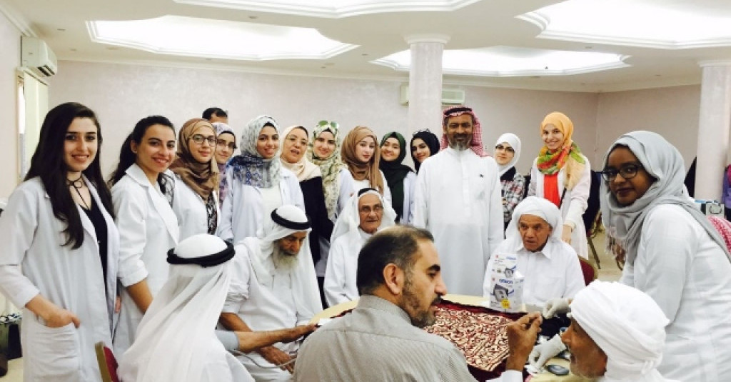 وفد من كلية الصيدلة بجامعة عجمان يزورون دار رعاية المسنين