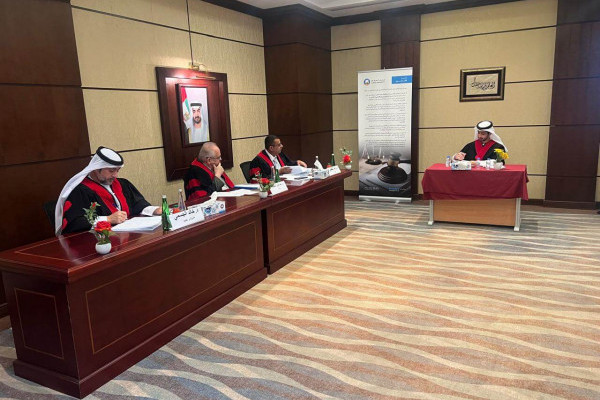 محمد الشحي يناقش أطروحة الماجستير في كلية القانون بجامعة عجمان