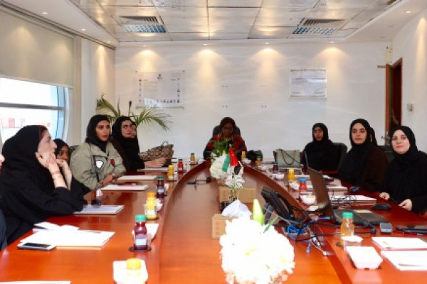 طالبات القانون يطلعن على تجربة دائرة الميناء والجمارك في عجمان