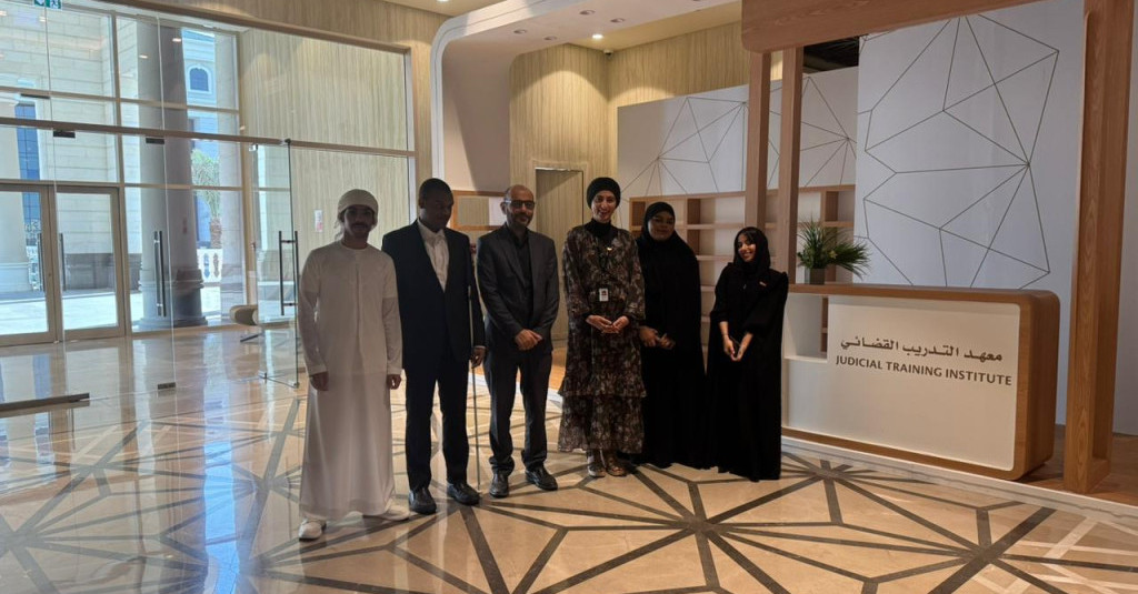 زيارة علمية لطلبة كلية القانون في جامعة عجمان إلى وزارة العدل الإماراتية لتعزيز التعلم التطبيقي