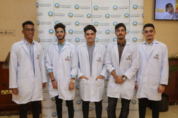 Pharmacy College Welcomes Freshmen with White Coats