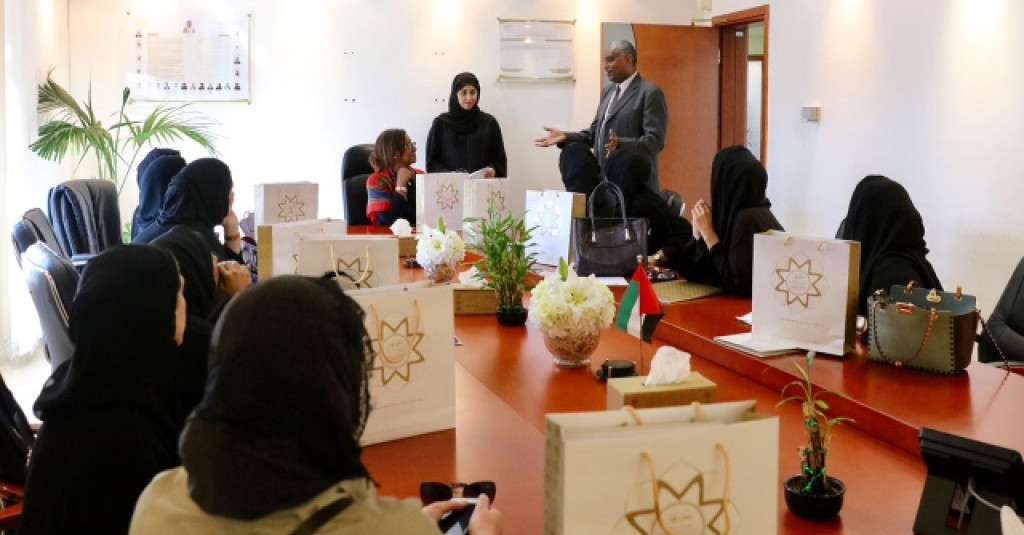 طالبات القانون يطلعن على تجربة دائرة الميناء والجمارك في عجمان