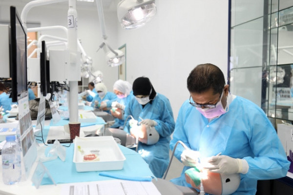 كلية طب الأسنان تعقد ورشة عمل متخصصة