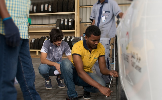 Auto Maintenance Workshop for Students on Campus - 640 x 396 jpeg 135kB